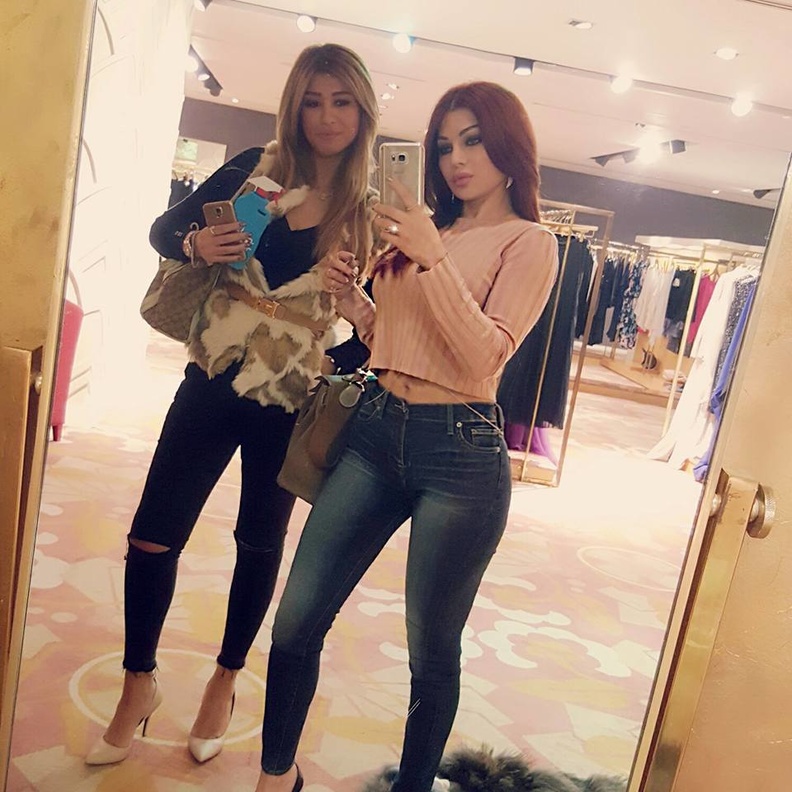 السروال الضيق مع القميص القصير