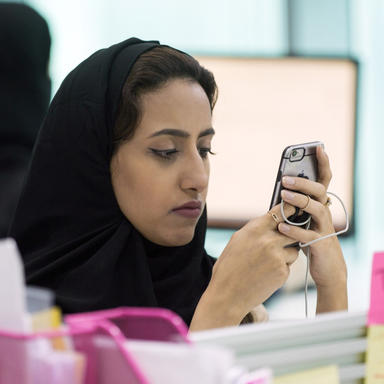 السعوديات يثقن في الفتيات لصيانة جوالاتهن 