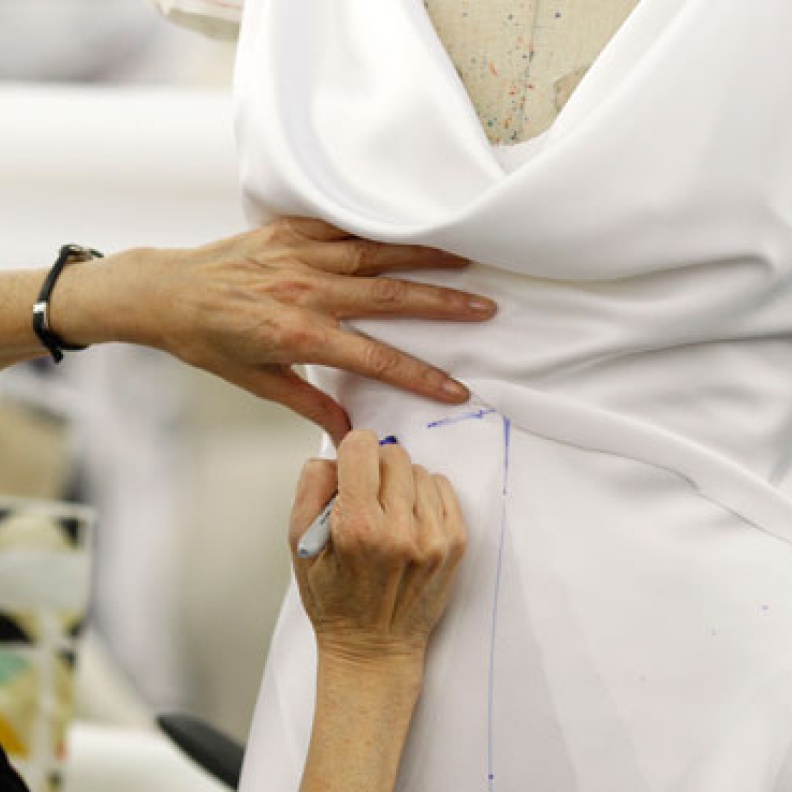 السماح للخياطة بأخد المقاسات الصحيحة