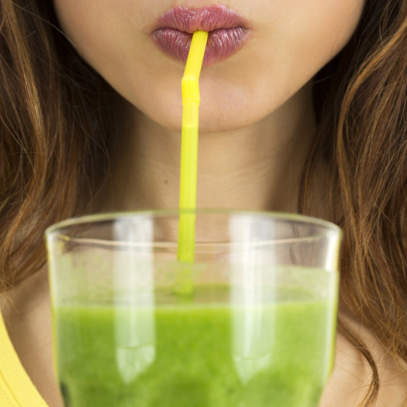 السموثي الأخضر الذي يحتوي على السبانخ ، الفطور الأفضل لصحتك