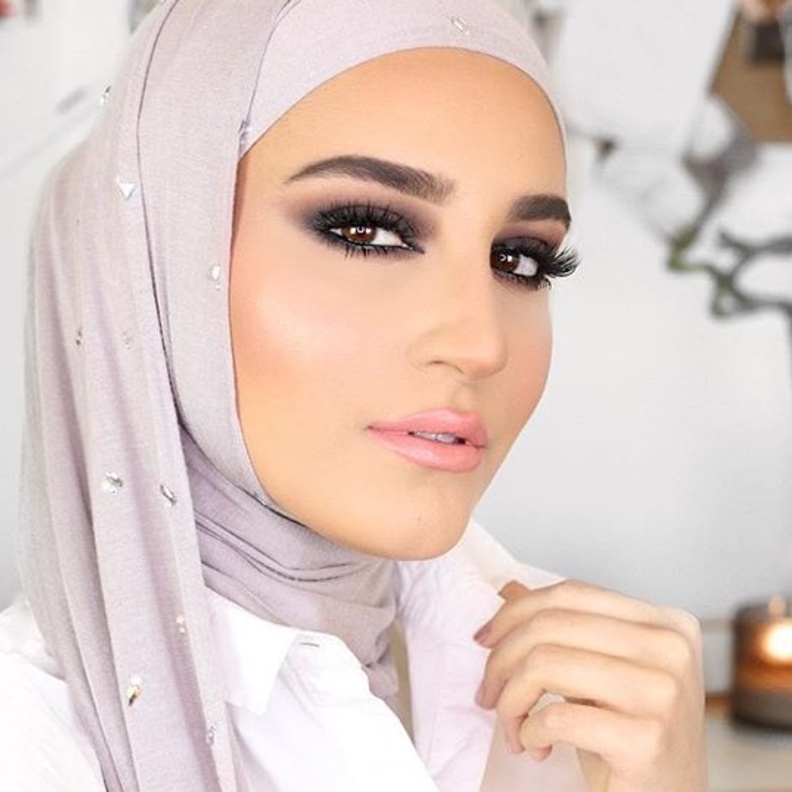 السموكي الأغمق و الأجمل للشتاء بمكياج ناعم 