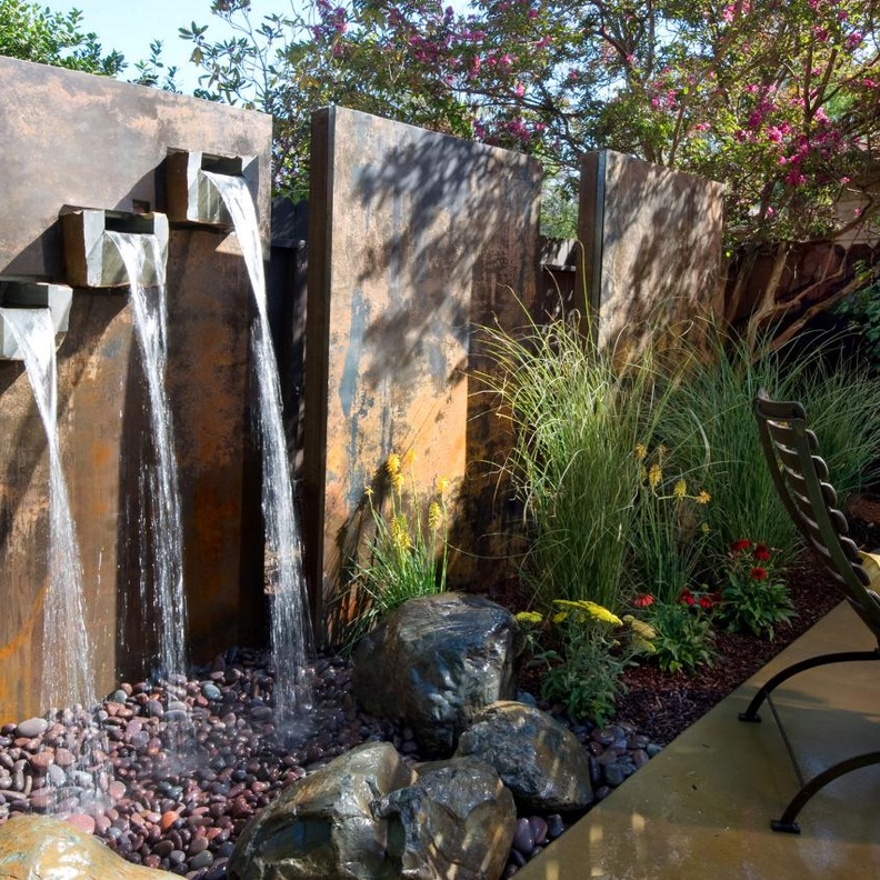 السياج من الداخل عبارة  عن ألواح بيتونية إحداها تشكل الشلال 