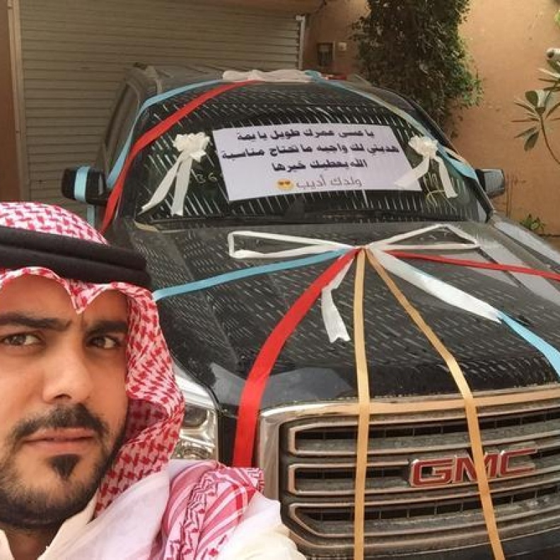 الشاب مع السيارة