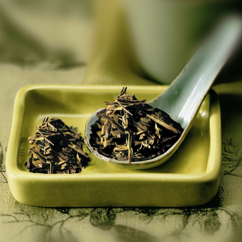 الشاي الأخضر يساعد على تطويل وتكثيف الرموش