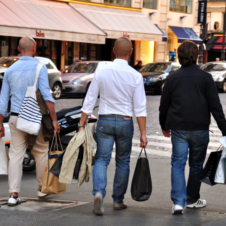 الشباب الاكثر تسوق للملابس والاحذية