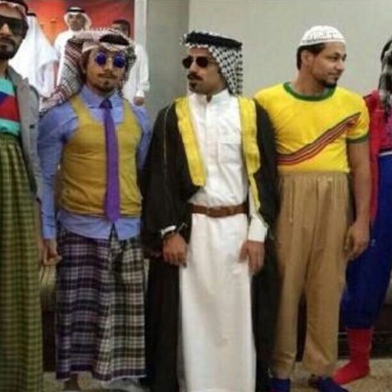 الشباب بالملابس الغريبة