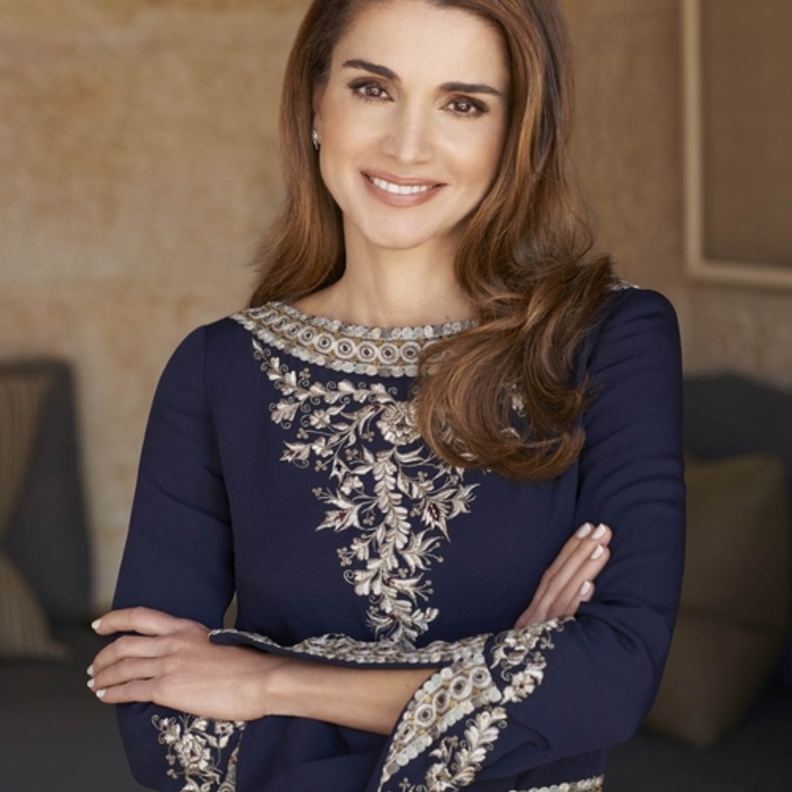 الشعر المنسدل تميزت فيه مراه برج العذراء وهي التسريحة المفضلة عند الملكة رانيا 