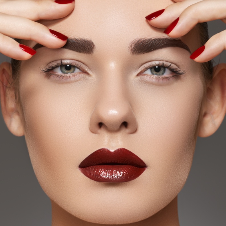  الشفاه العنابية تعكس أناقة الشتاء