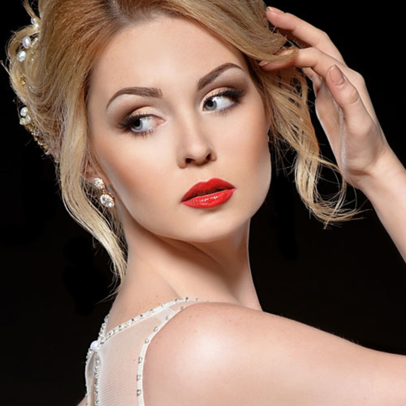 الشفاه الحمراء تعود الى الواجهة يوم الزفاف