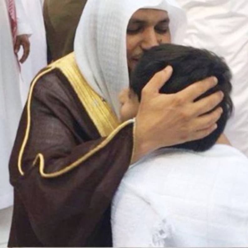 الشيخ ماهر المعيقلي يقبل غانم المفتاح