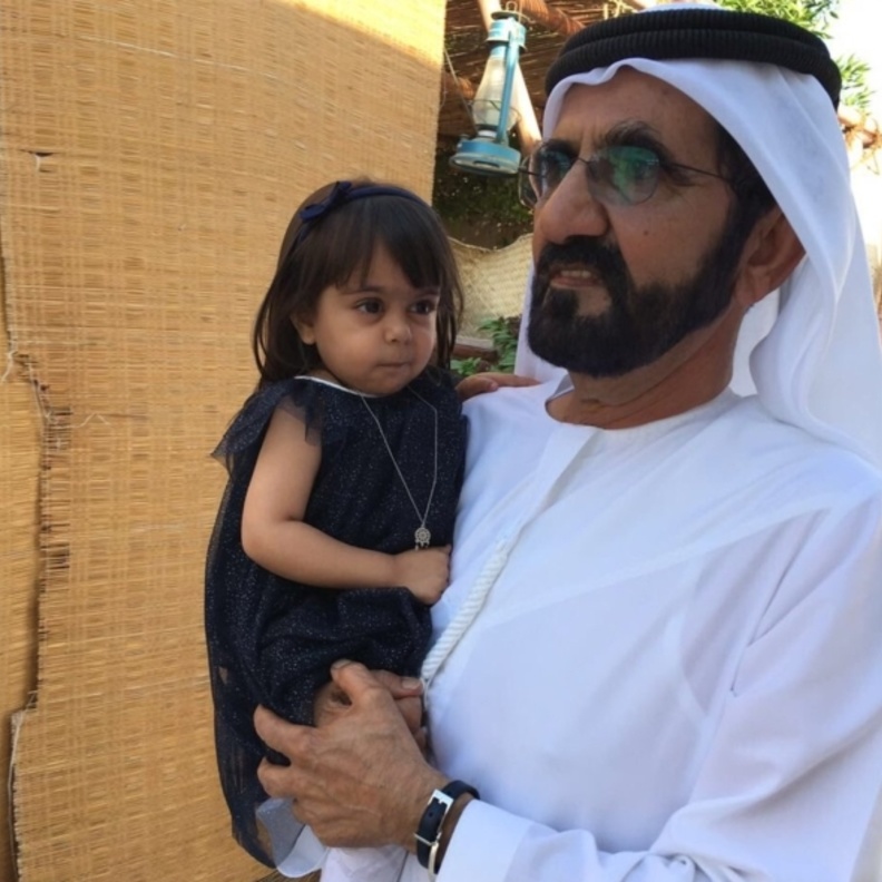 الشيخ محمد بن راشد مع الطفلة مهرة الشحي