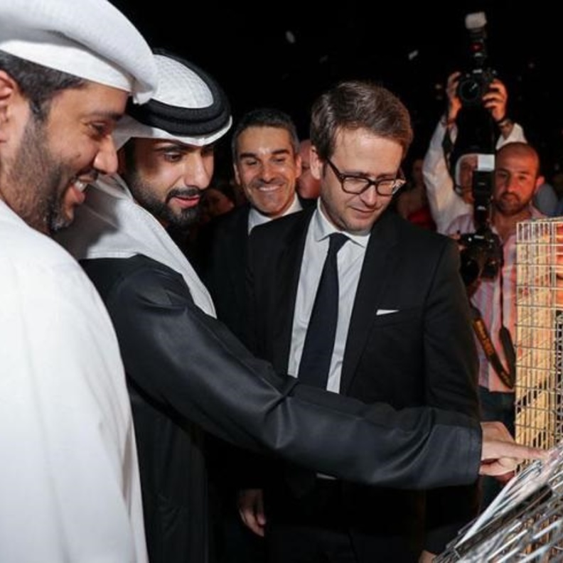 الشيخ منصور بن راشد مع نائب رئيس مجموعة تيفاني أند كو