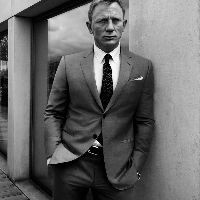 تليق بقوامه البدلات الضيّقة المكوّنة من ثلاث قطع