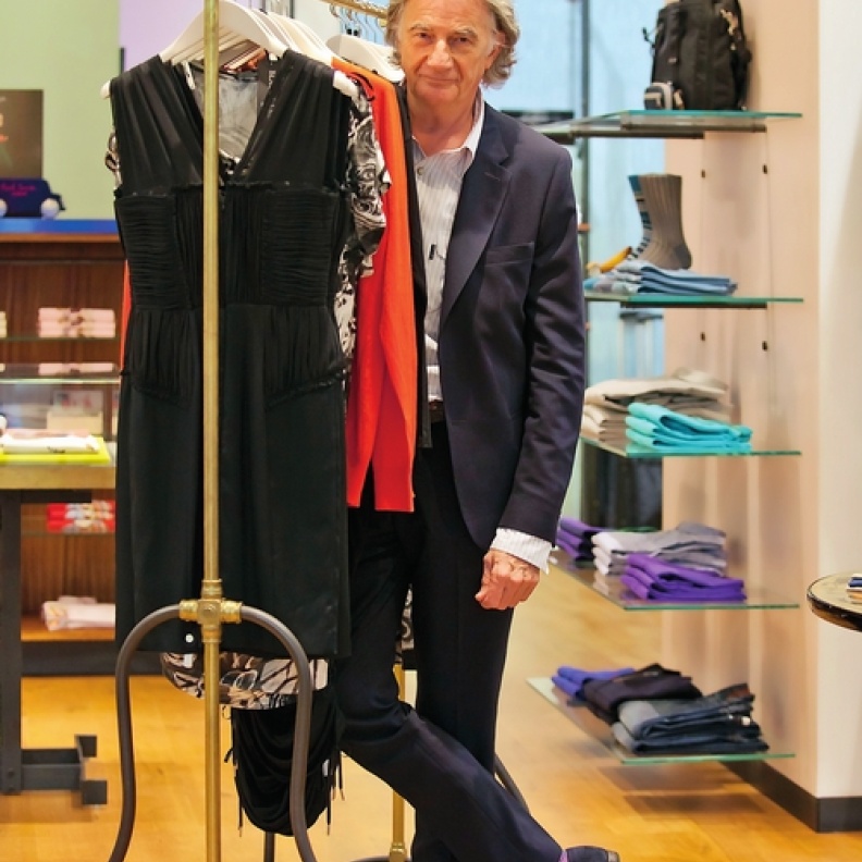 عدنان الكاتب محاور المشاهير ينفرد بدخول عالم المصمم العالمي "بول سميث" Paul Smith