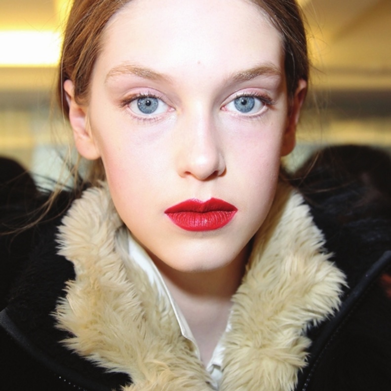 Oscar de la Renta: إطلالات تبرز الجمال الفطري للوجه