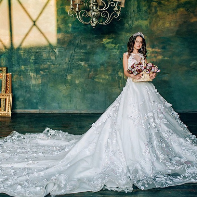 فستان عرس بذيل طويل مشكوك ومزين بالورود