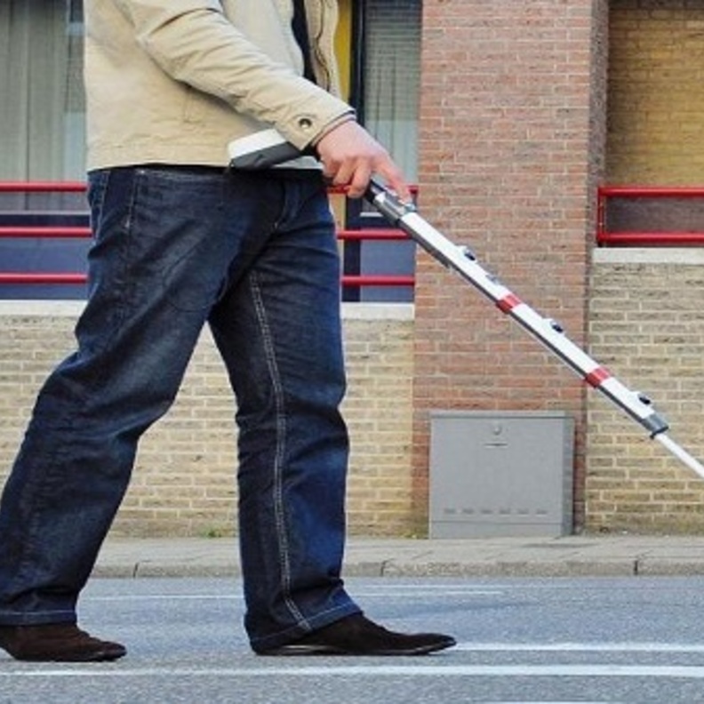 طالبات يصممن سترة للمكفوفين