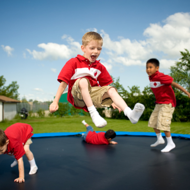 5 مخاطر تهدد سلامة طفلكِ بسبب لعبة الترامبولين