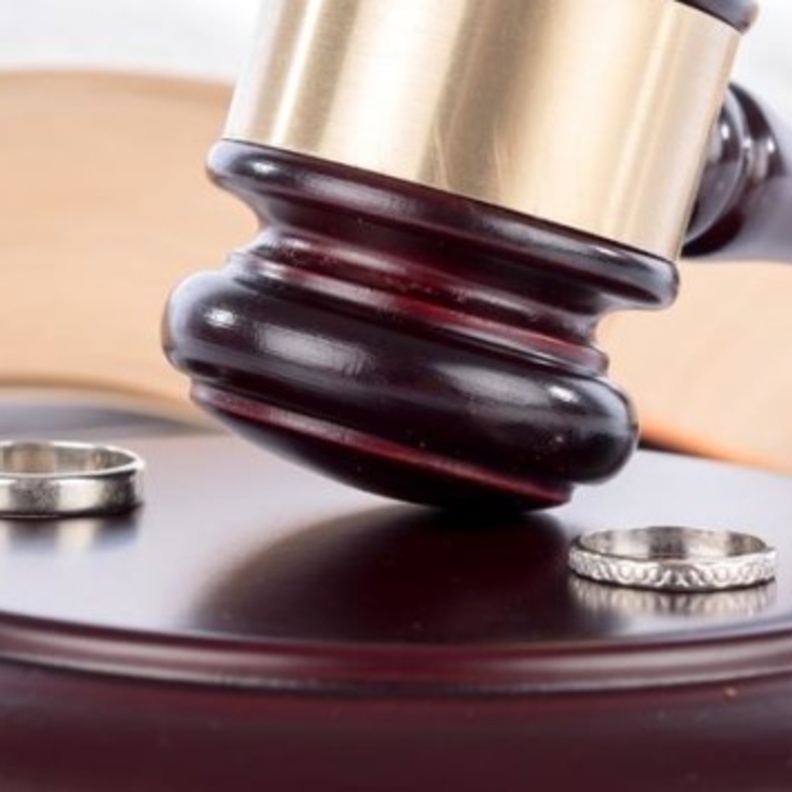 سعودية تنتقم بالقانون وتطالب بسجن زوجها وضرتها