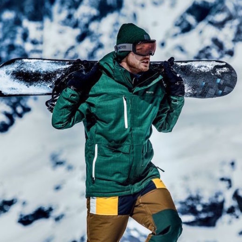 جاكيت ملون مع بنطلون سادة مناسب للتزلج