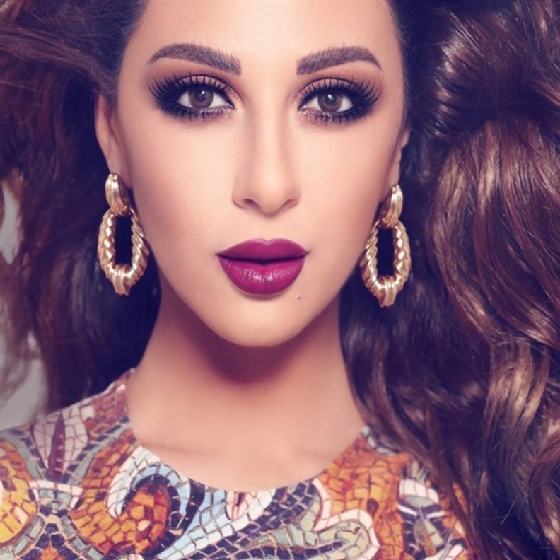 ميريام فارس خلال حملها بفستان زهري طويل الاكمام