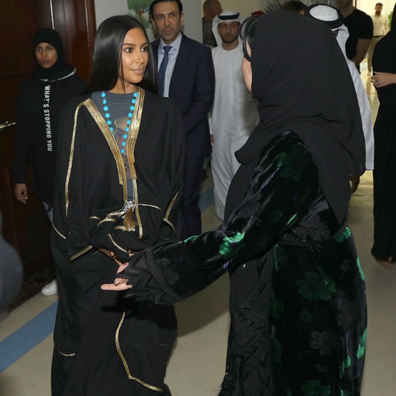 كيم كارداشيان في دبي ترتدي جينز ممزق مع تيشيرت