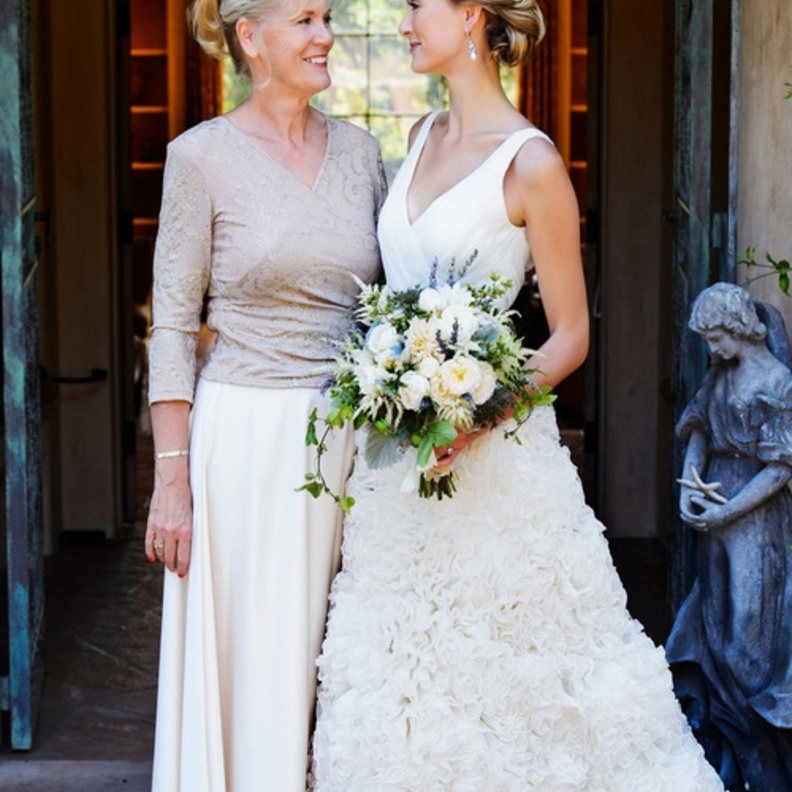 أناقة والدة العروس بفستان بالأكمام الطويلة