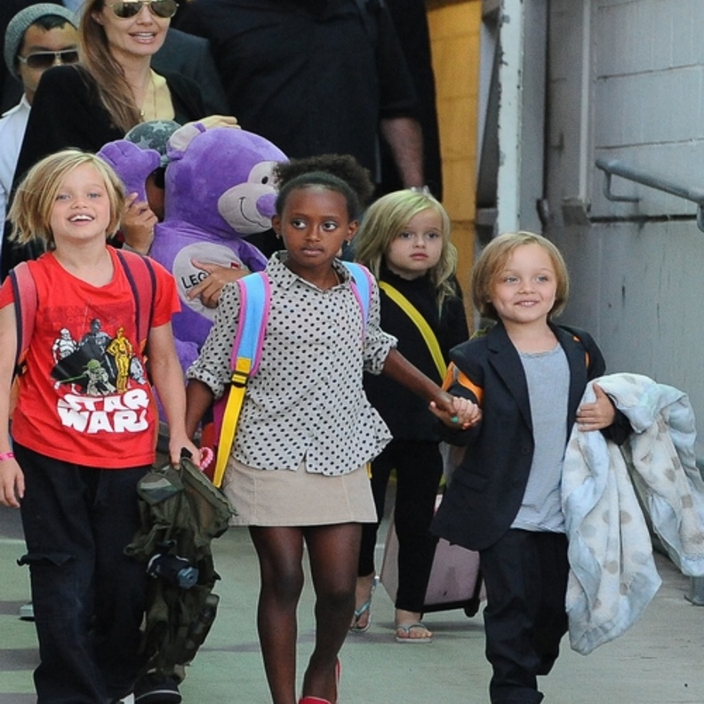 انجلينا جولي Angelina Jolie ترتدي فستان اسود قصير مع اولادها