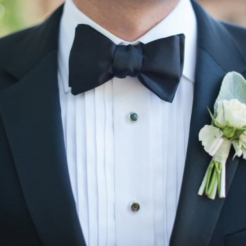 يجب ان تتلاءم بدلة العريس مع فستان العروس 