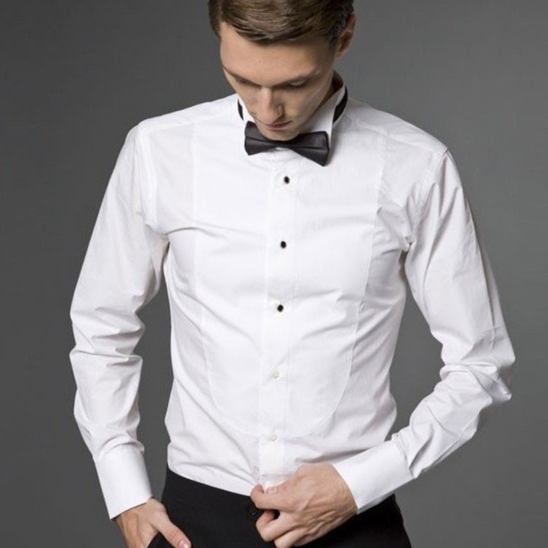 اختر الوان ازرار القميص بحيث تتناسب مع لون بدلة العريس