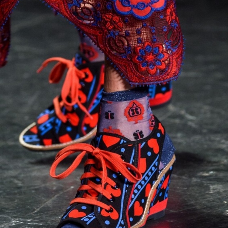 صندل كعب عالي ملون بالزهري والبرتقالي والاسود من Anna Sui