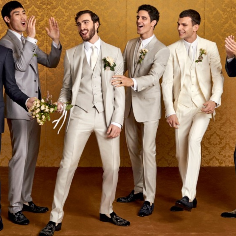 توكسيدو سوداء مع ادخالات بيج للعريس