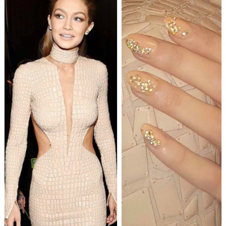 جيجي حديد وأظافر باهظة في حفل American Music Awards