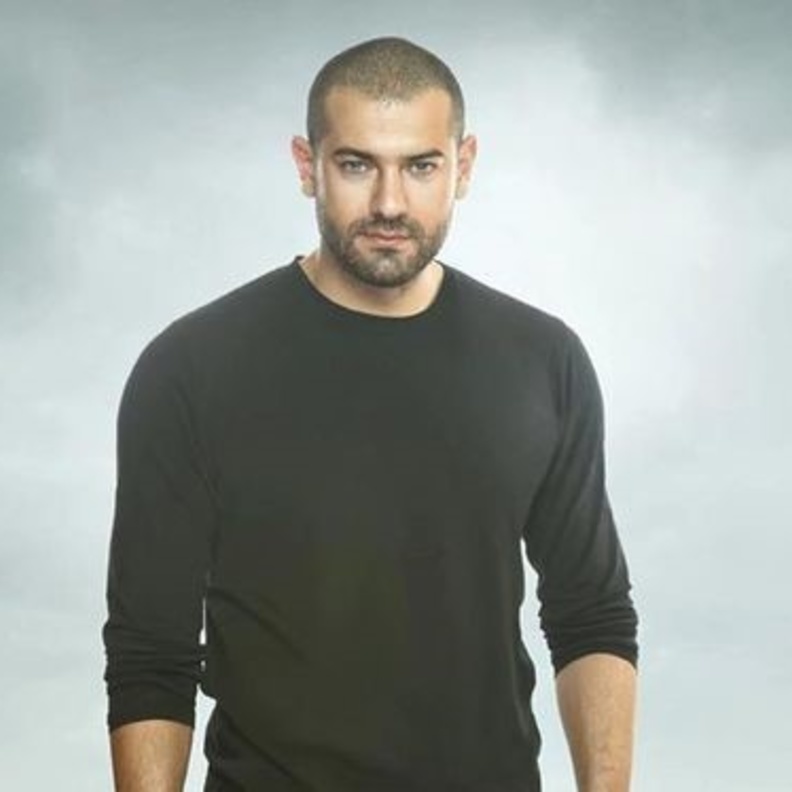 اطلالة كاجوال لعمرو يوسف بالجينز والتيشرت