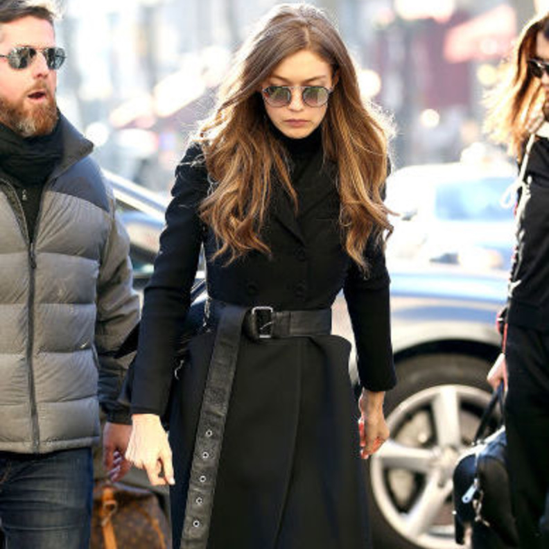 جيجي حديد في معطف أسود طويل