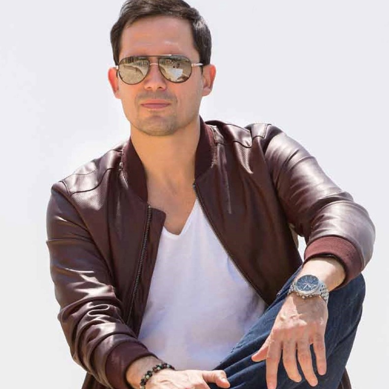 ظافر العابدين مع نيللي كريم بالبدلة الزرقاء