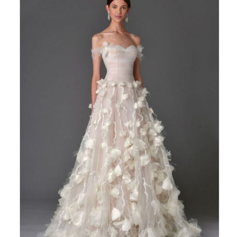 فستان عرس من ماركيزا Marchesa بالورود النافرة