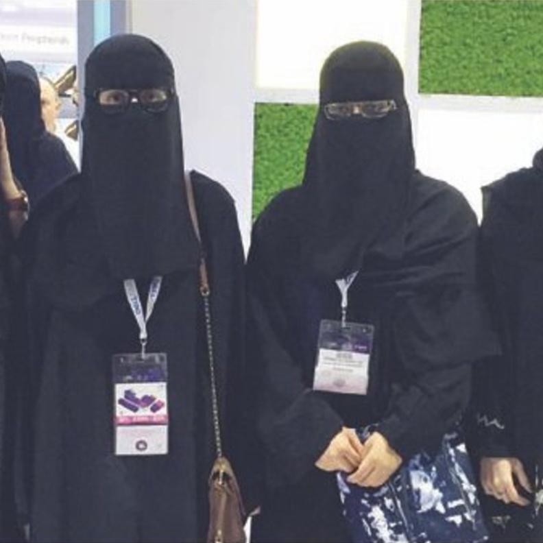 الطالبات الفائزات في المسابقة