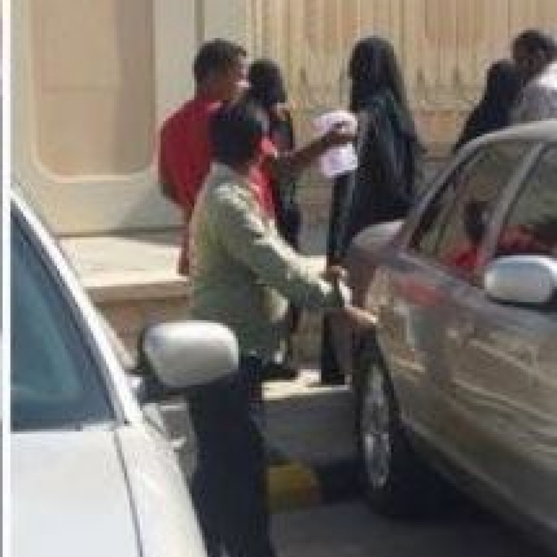 مدرسة ثانوية تخرج طالباتها لتوزيع "الهدايا" على المارة وتثير الجدل 