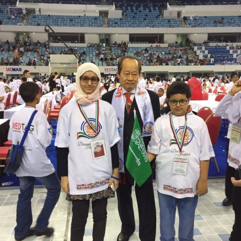 الطالبة السعودية الفائزة بالمركز الأول وشقيقها الفائز بالمركز الثالث