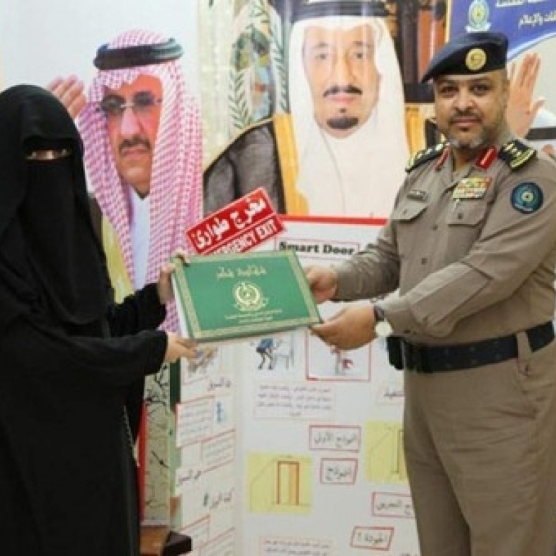 الطالبة تتسلم شهادة شكر من العقيد الزايدي