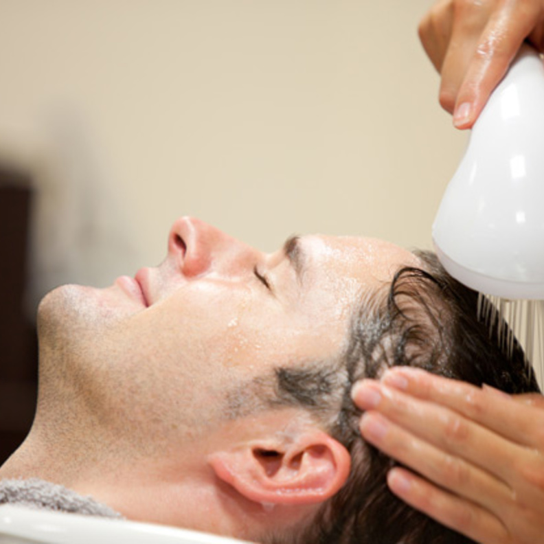 الطريقة الصحيحة لغسل الشعر للرجال