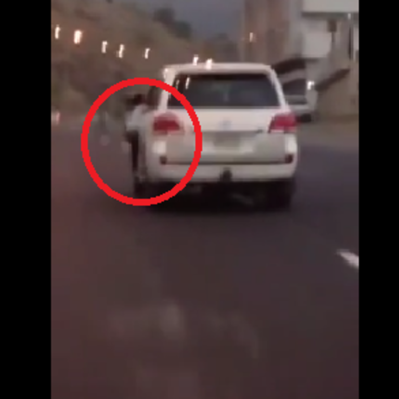 الطفلة كما ظهرت في مقطع الفيديو