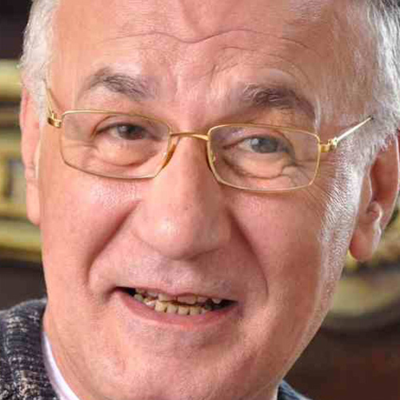  عزت أبو عوف فى العناية المركزة