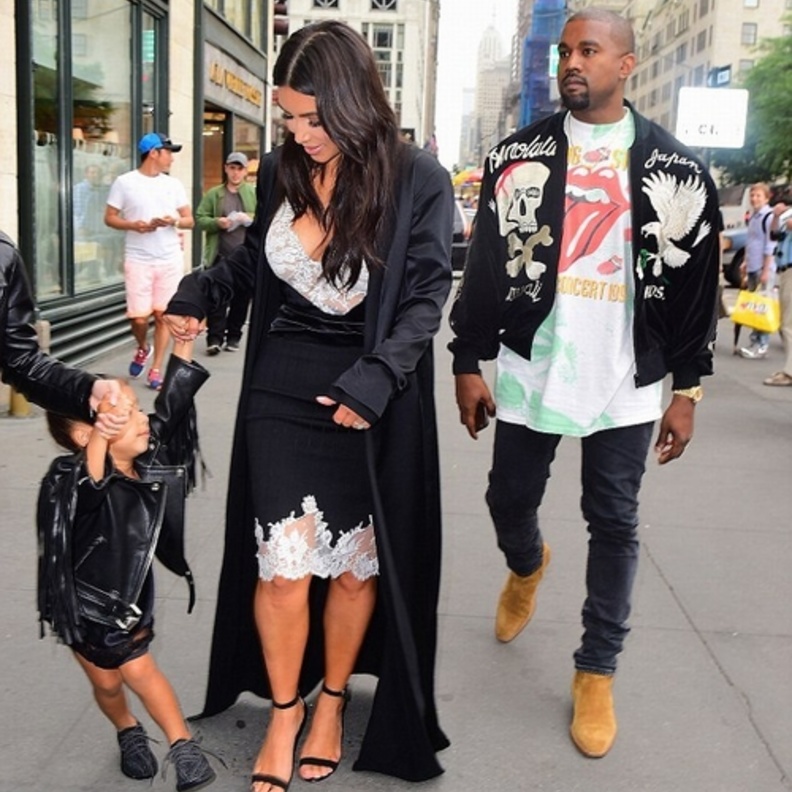 كيم كارداشيان مع عائلتها 