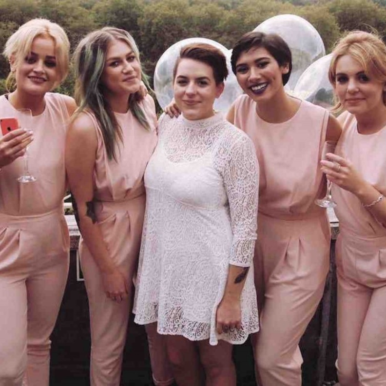العروس ايزابيلا وسط صديقاتها