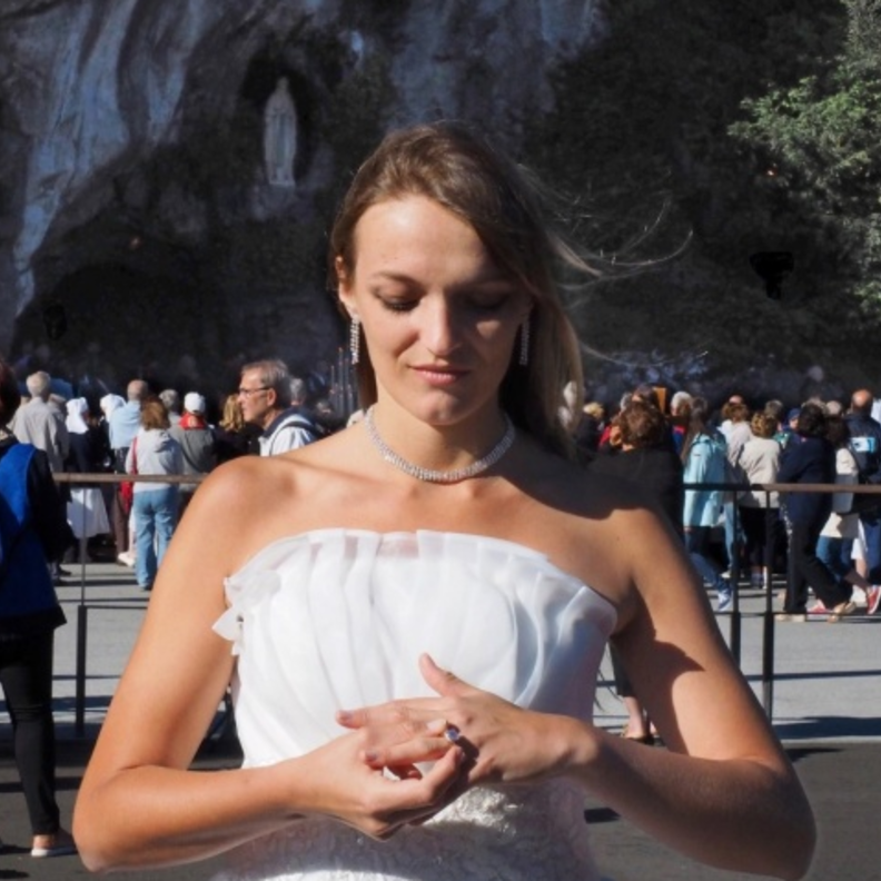 العروس تضع الخاتم في اصبعها