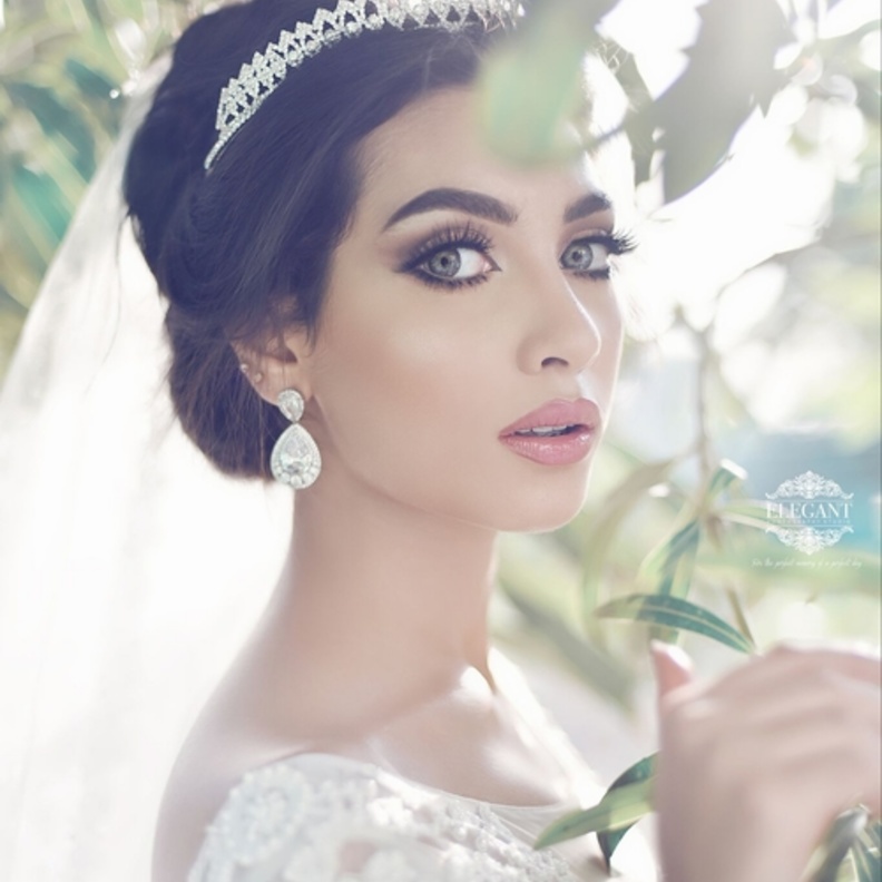 العروس تهتم بتخليد ذكريات زفافها 