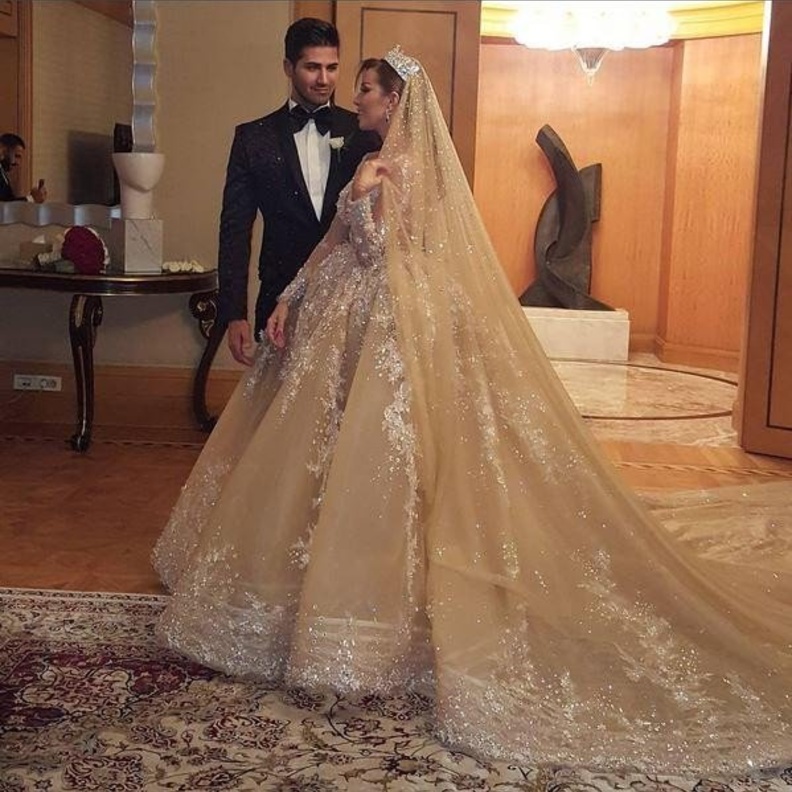 العروسان السعيدان