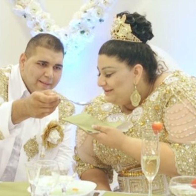 العروسان والزفاف الصاخب